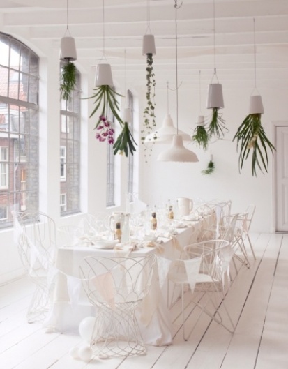 The beautiful upside down hanging planters adds a little colour and interest to this fresh white interior | http://www.kamer465.nl/more/66/2/tag/editorial